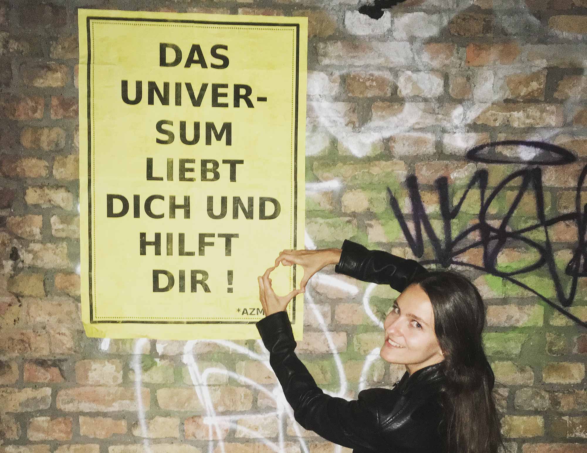 Die Story hinter den „Das Universum liebt dich und hilft dir“ Plakaten