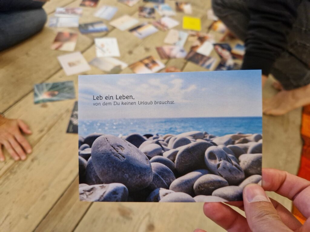 Trust, let go and flow Bildkarte leb ein Leben von dem du keinen Urlaub brauchst Trust, let go and flow Bildkarte leb ein Leben von dem du keinen Urlaub brauchst