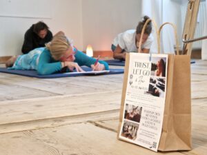 Trust, let go and flow Retreat Bild mit Tasche und Flyer